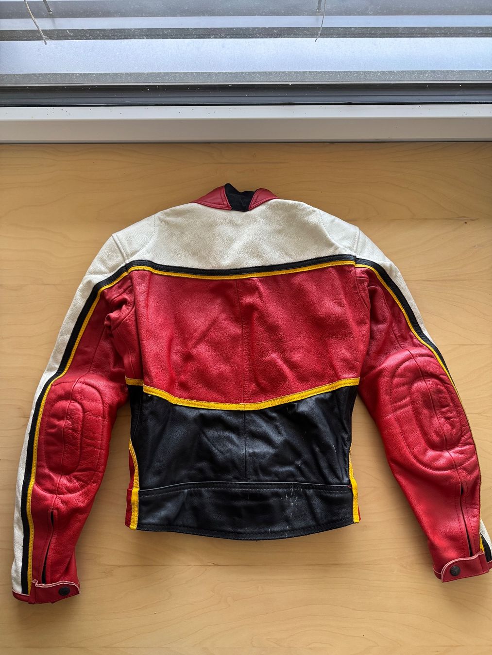 Dainese Giacche: Dainese vintage Leather jacket – Usato da Ecublens VD venduto da ely_59b2 1