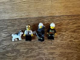 LEGO Minifiguren Konvolut – 3 Figuren mit Hund und Zubehör
