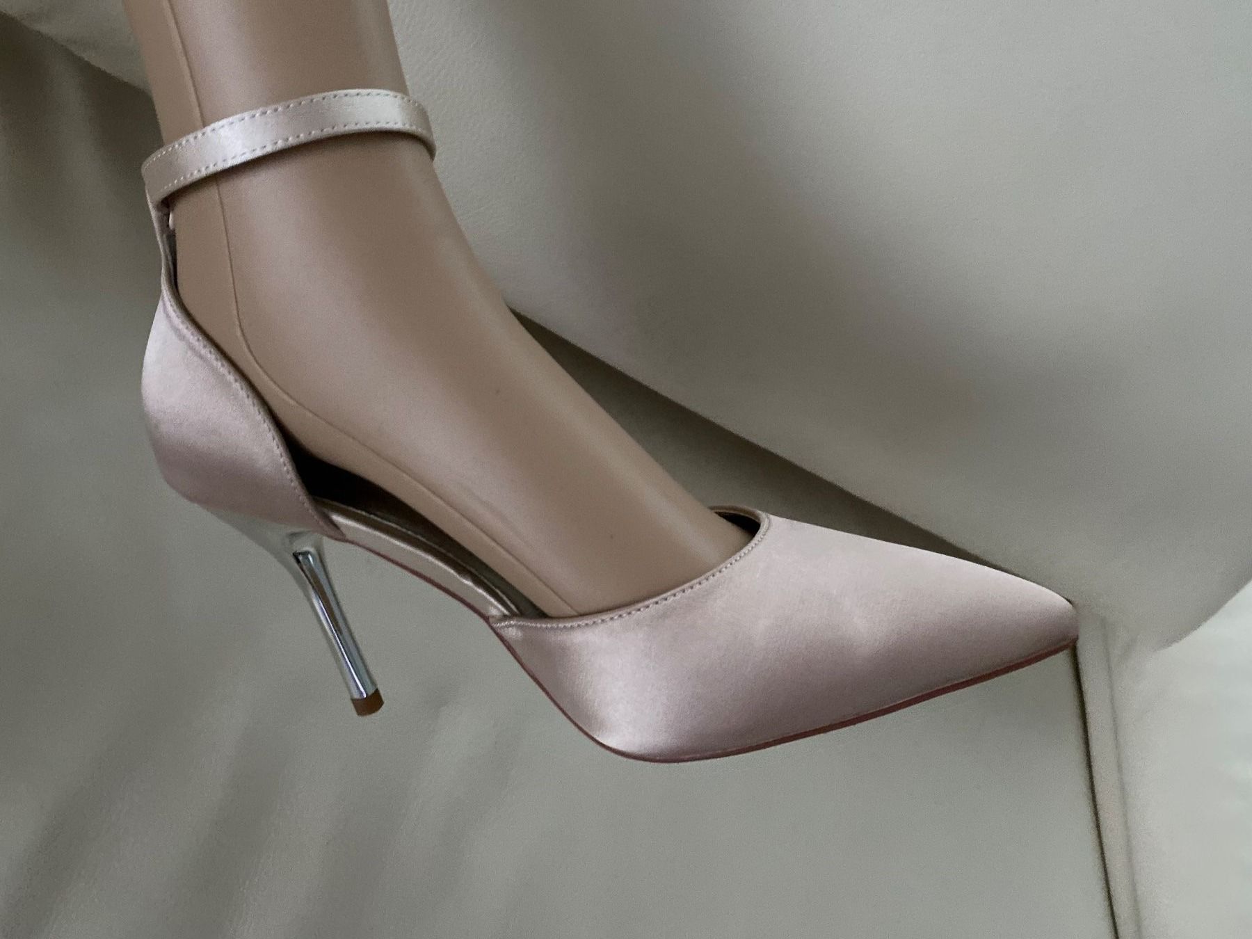 Scarpe da donna: Extravaganter edler Damenpumps mit Perlen, puder, Gr. 39 – Nuovo e nell'imballaggio originale da Winkel venduto da ferrari2022 1