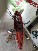 Bateau à rames en bois de cèdre rouge et résine époxy