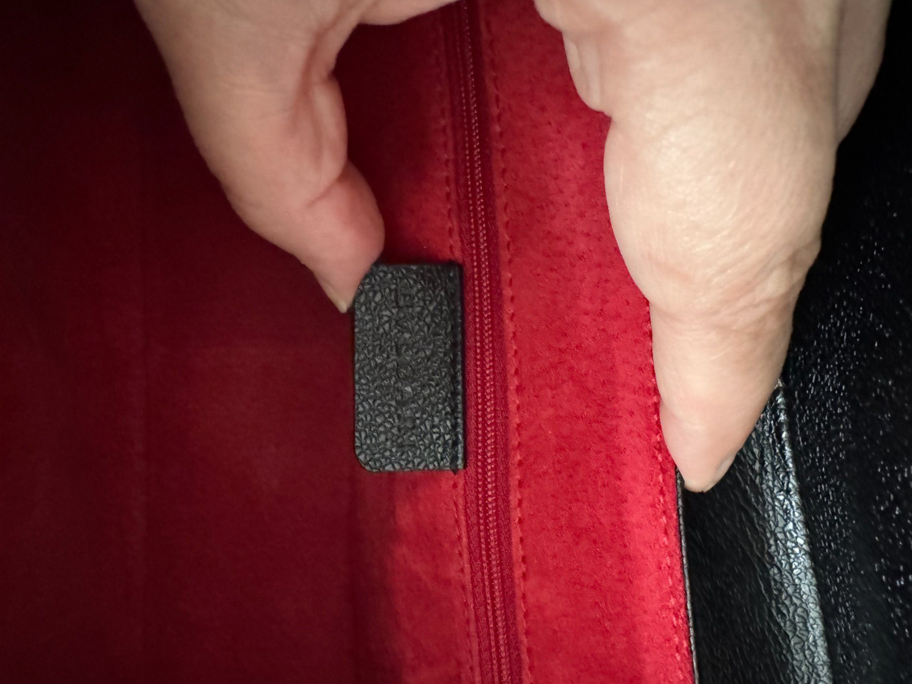 Bulgari Borse da donna: Bulgari Schultertasche schwarz-silber – Usato da Muttenz venduto da einfach-schoen 2