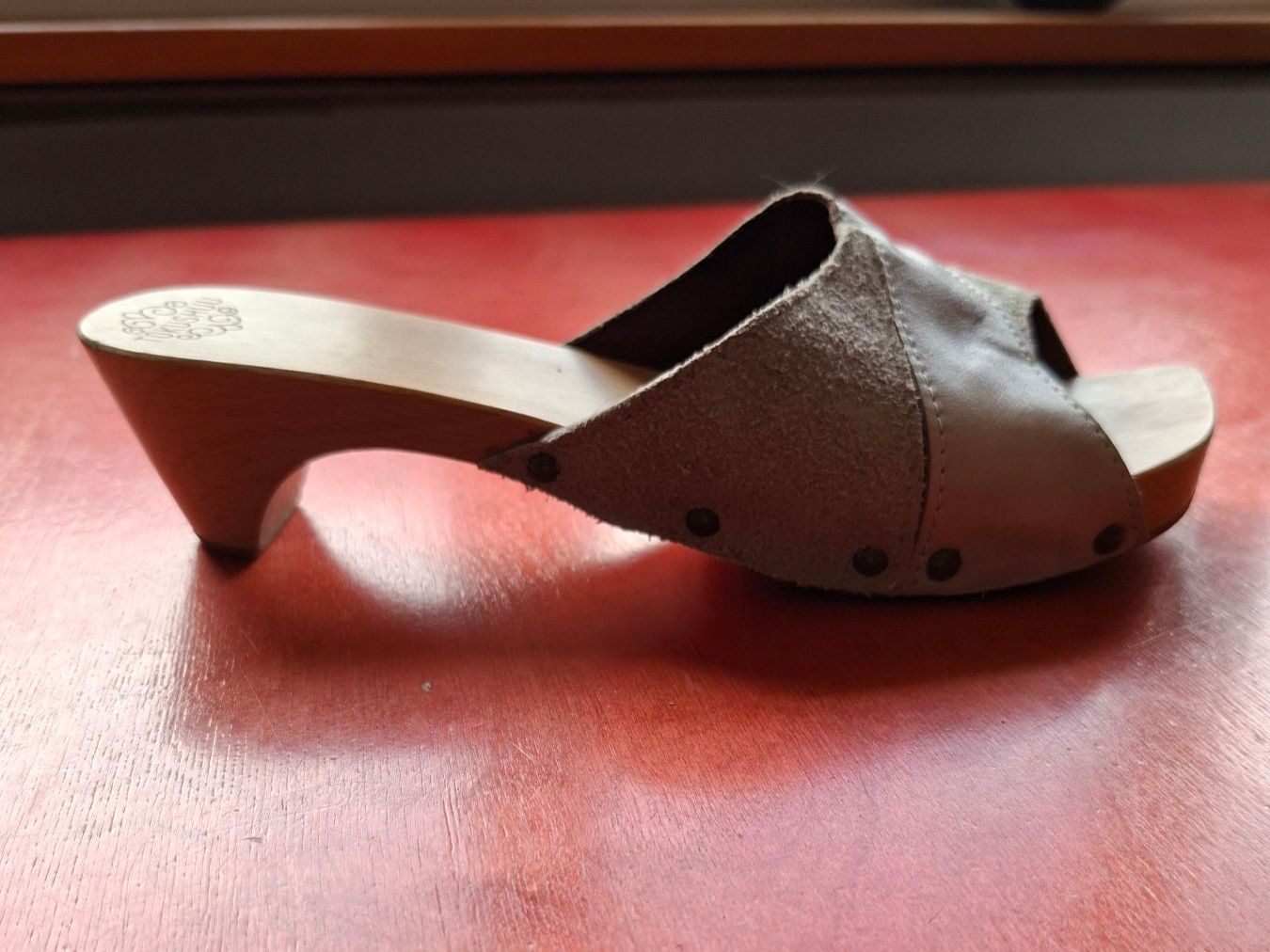 Scarpe da donna: Schöne Lederpantoletten mit Holzsohlen – Usato da Zürich venduto da Olivenbaum33 1