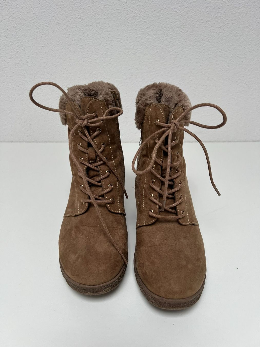 Chaussures femmes: Braune Keilabsatz Stiefeletten mit Fell Gr. 40 – D'occasion à Dagmersellen par nad_z66g 2