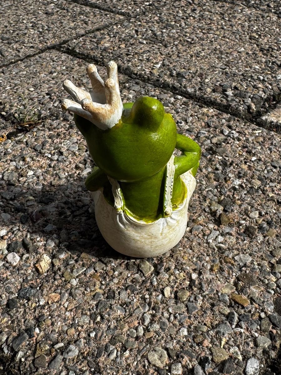Figuren: Froschkönig sitzend – Gebraucht aus Egg b. Zürich von Brocki_Insel_Egg 2