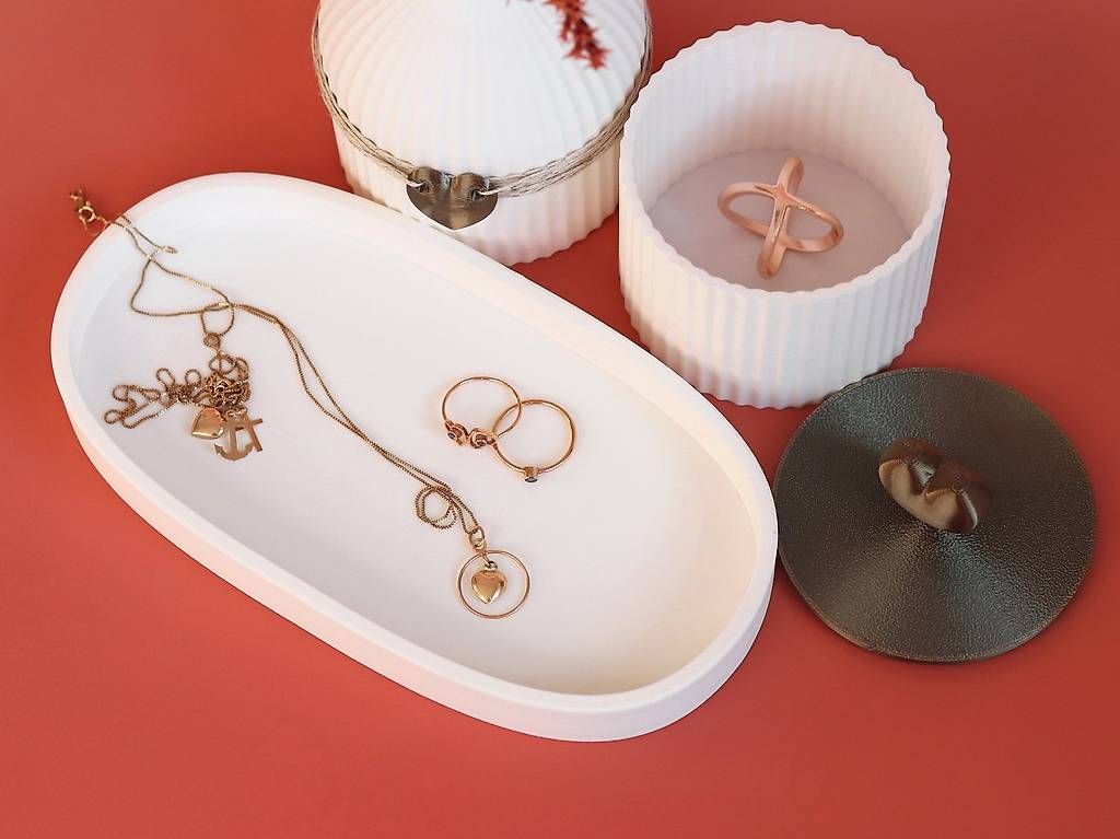Vasen & Gefässe: Ensemble Rangement Élégant  Vase Blanc & Plateau Bijoux – Gebraucht aus Le Landeron von Alpira3D 1