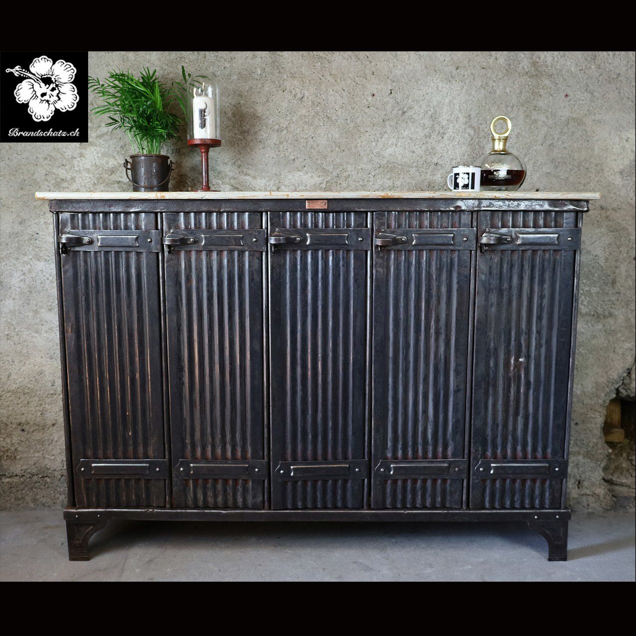 Cassettiere: Strafor Kommode / Sideboard / Vorratsschrank / Spind – Usato da Birrwil venduto da brandschatz_birrwil