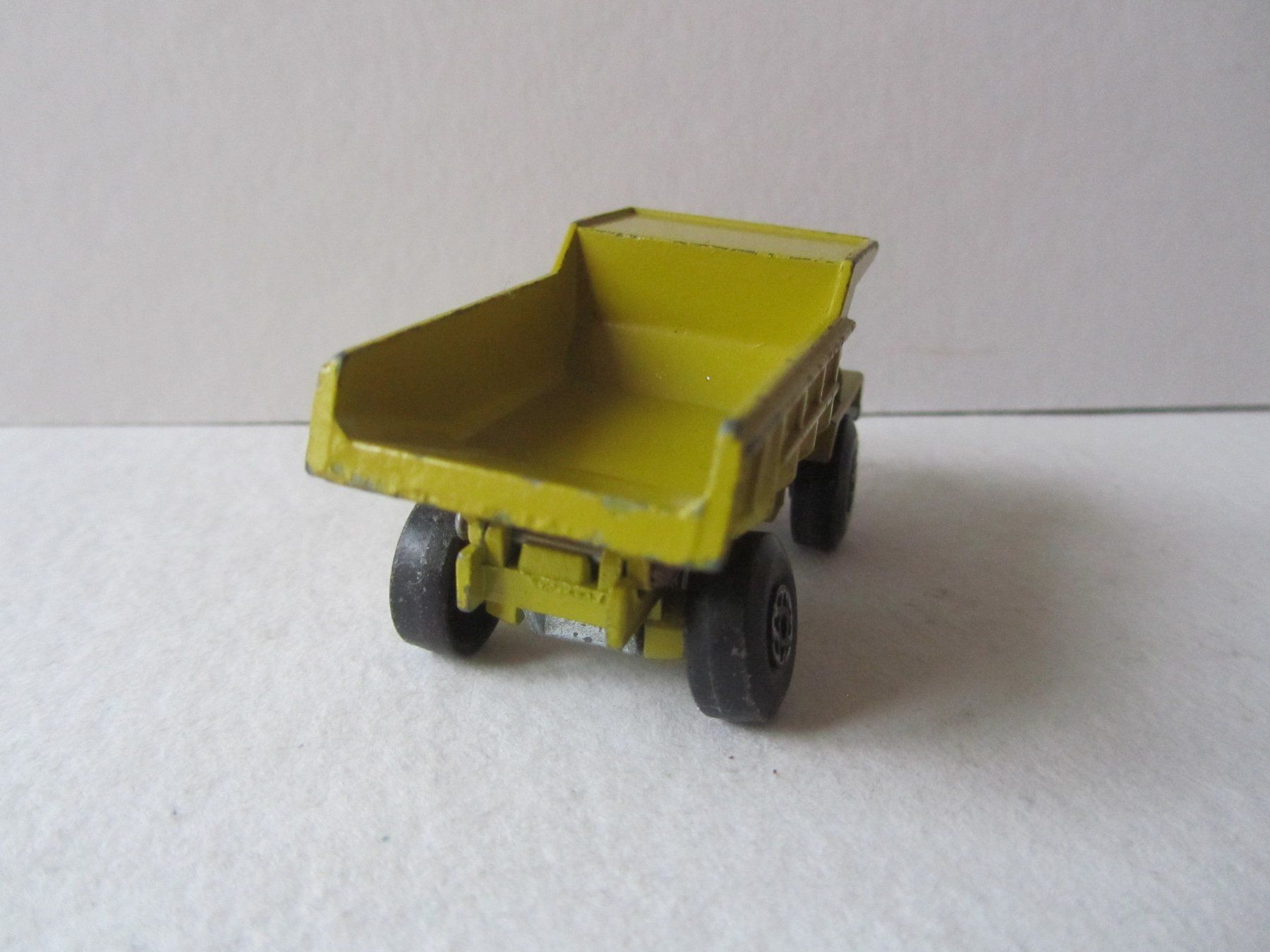 Matchbox Modellini d'auto: Mack Dump Truck, Matchbox Superfast, Nr. 28A – Usato da Weiningen ZH venduto da dietsch57 3