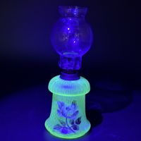 Lampe à huile ancienne ouraline UV décor floral 20 cm