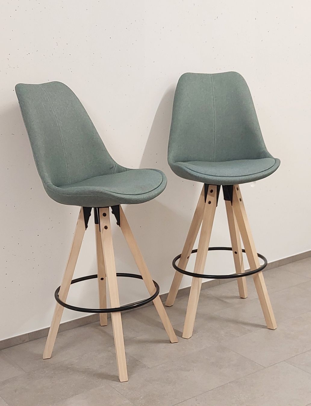 Chaises: Barhocker Holz mintgrün neuwertig – D'occasion à Marbach LU par wobiwobme 3