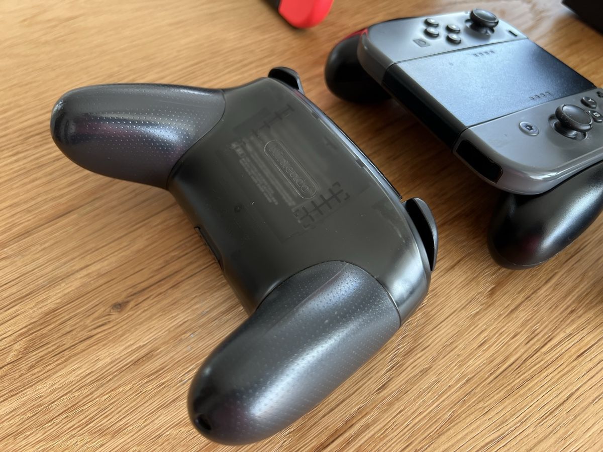 Nintendo Consoles: Nintendo Switch Set inkl. Pro Controller, 4 Joy-Con & 256 GB – D'occasion à Frenkendorf par astar09 8