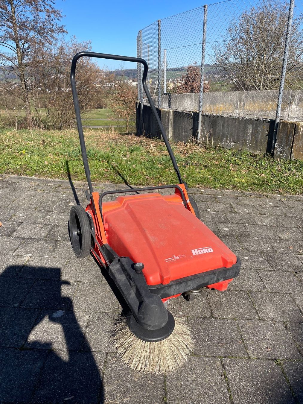 Hako Tutte le macchine: Handkehrmaschine HAKO Profi-Flipper – Usato da Wauwil venduto da Tome61 1
