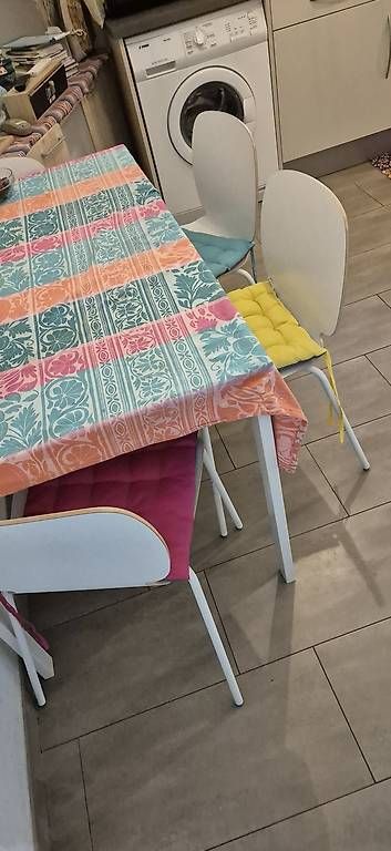 Tables: Table blanche avec 4 chaises – D'occasion à Moiry VD par car_z7qy 1