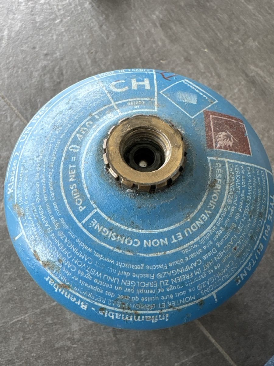 Apparecchiature e tecnologia a gas: Campingaz Gasflasche 400g CH mit Ventil – Usato da Rorschacherberg venduto da Beachandsnow