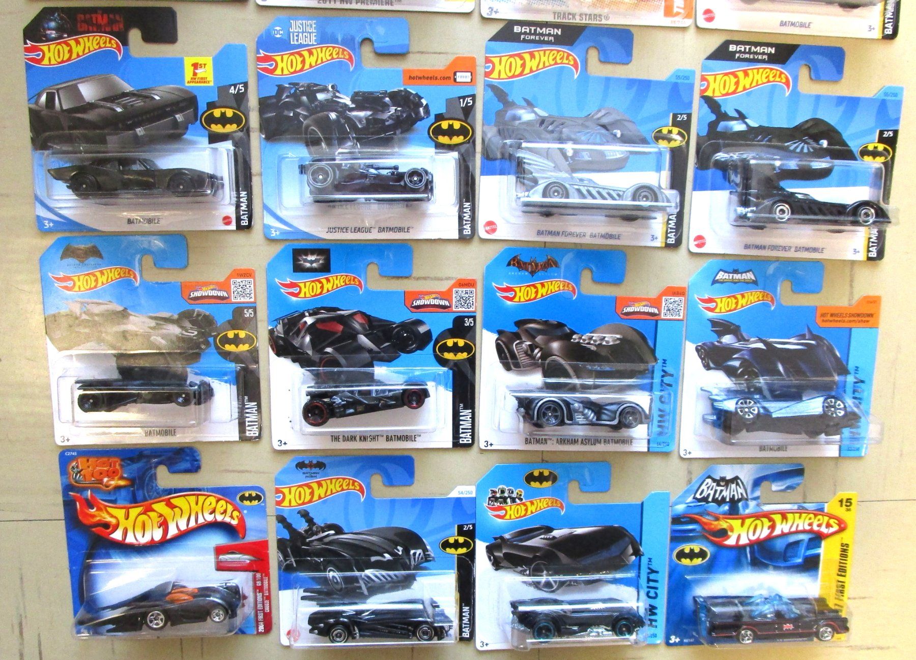 Hot Wheels Voitures modèles: 20 HOT WHEELS BATMAN BATMOBILE – Neuf avec emballage d'origine à Chêne-Bourg par breno56 2