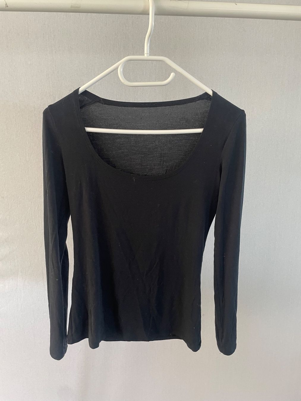 Blusen, T-Shirts & Tops: Schwarzes dünnes Langarmshirt, Basic Oberteil, Herbst Top, M – Gebraucht aus Wollerau von Poschro68
