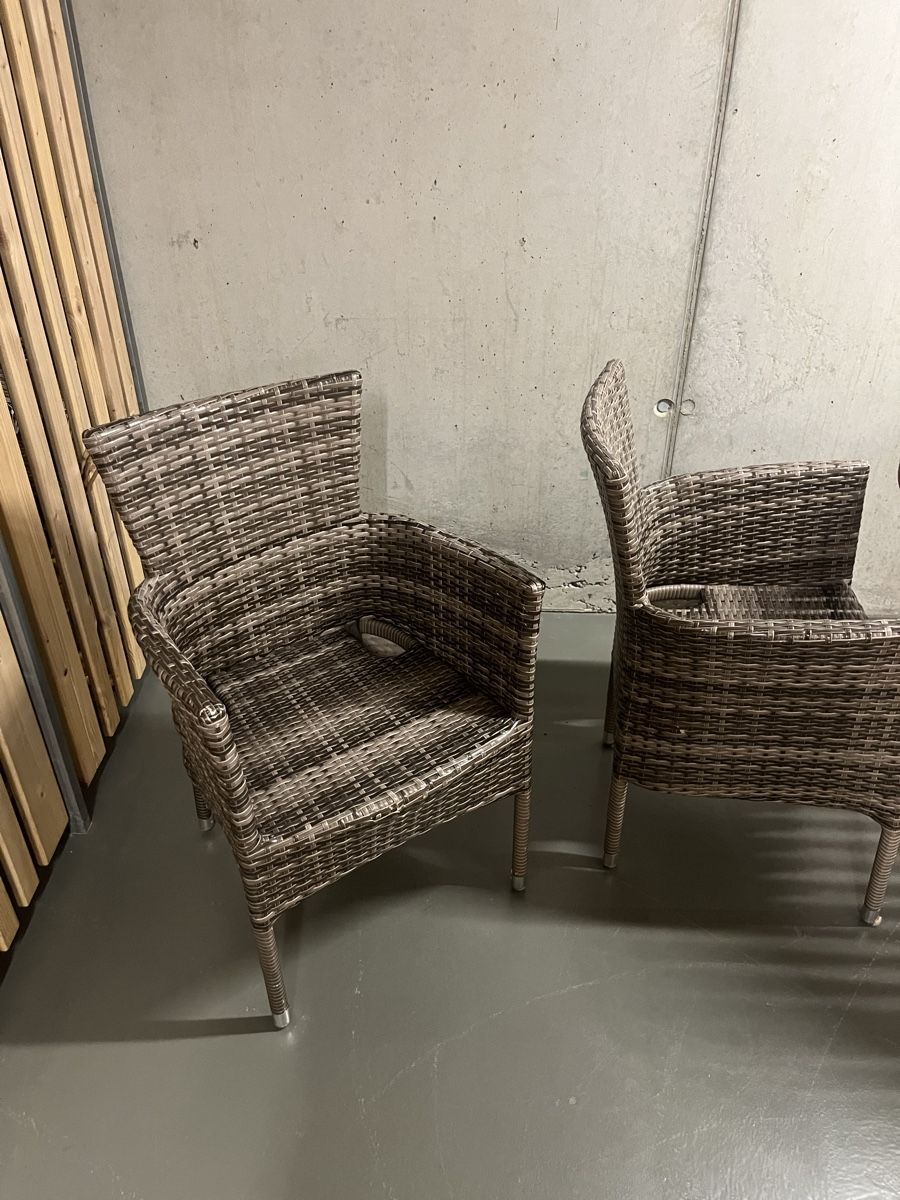 Set di tavolo e panche: Holz Tisch & Rattan Stühle Balkon – Usato da Lyss venduto da 500Milles 1
