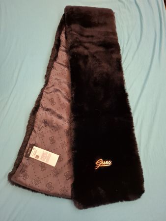 Écharpe Guess fausse fourrure noire - parfait pour l'hiver!