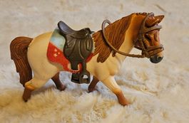 Schleich Stute mit Sattel und Zaumzeug