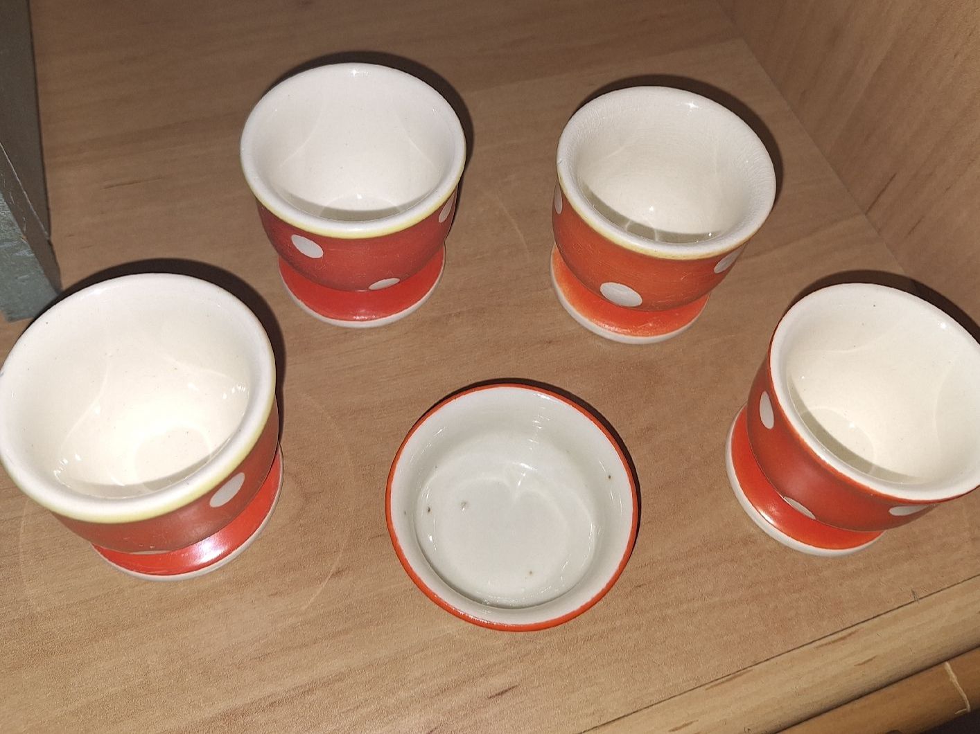 Sonstiges Geschirr: EIERBECHER ALT MIT PUNKTEN – Gebraucht aus spreitenbach von lumbalplatte 7