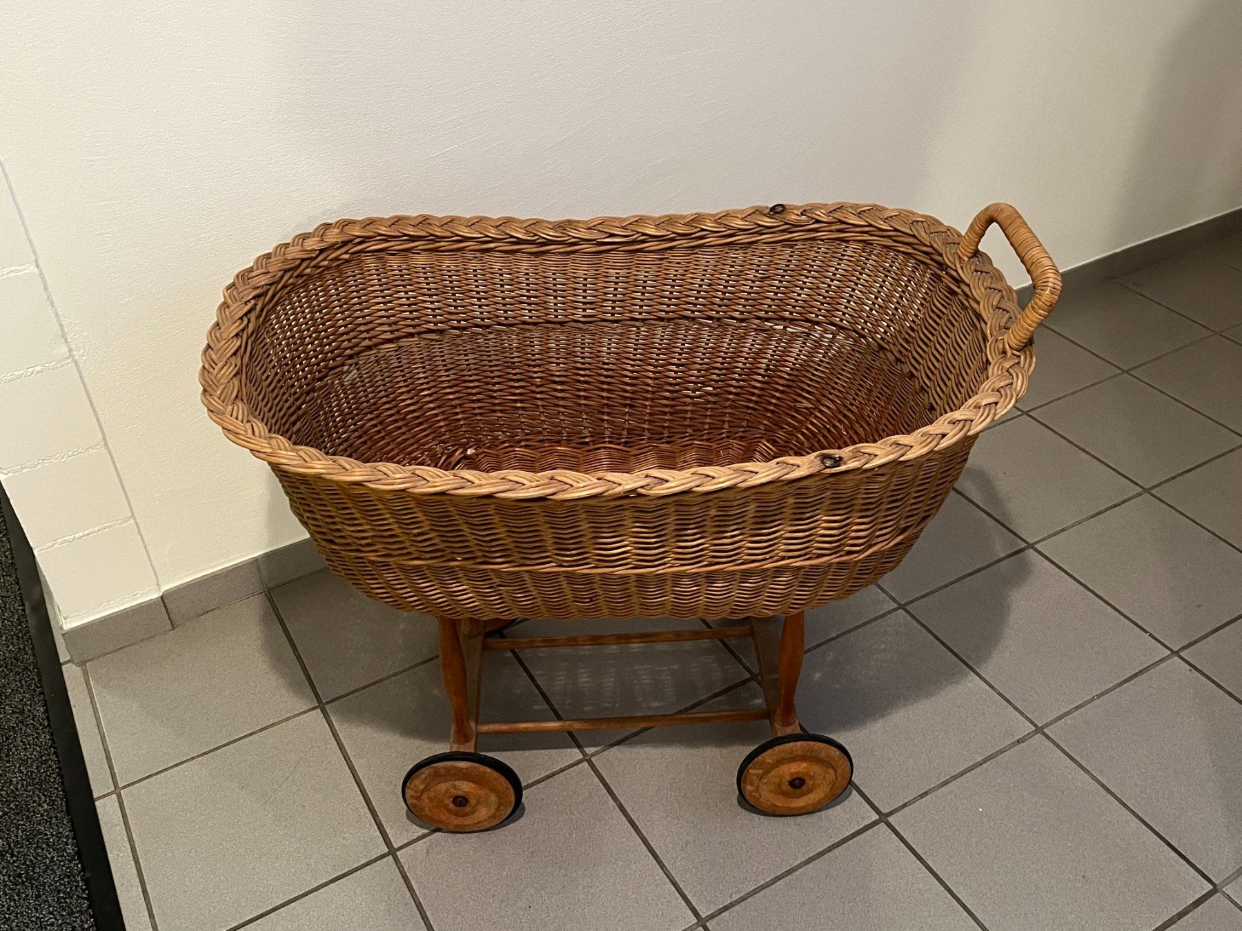 Culle: Vintage Stubenwagen mit Rollen – Usato da Lenz venduto da Klimbim7083