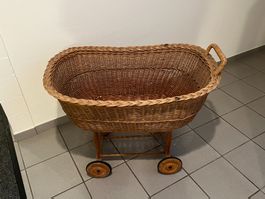 Vintage Stubenwagen mit Rollen