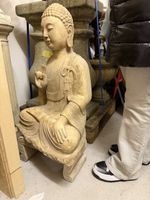 Grosser Marmor Buddha mit Podest