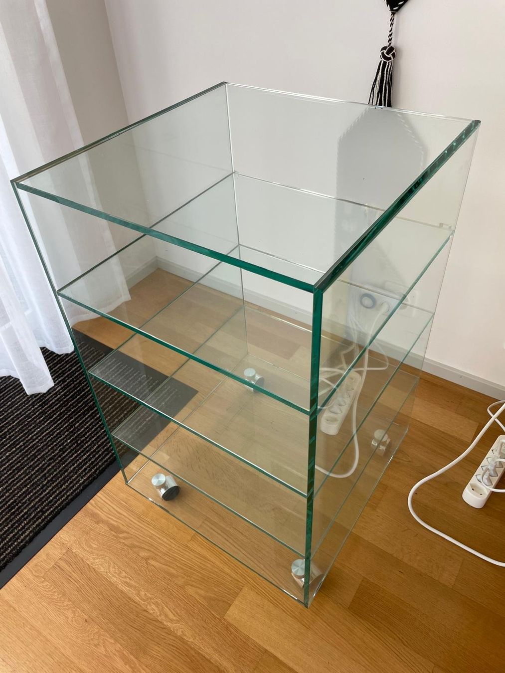 Étagères: Glasmöbel mit Rollen - super Zustand – D'occasion à Reinach BL par pinusmugo