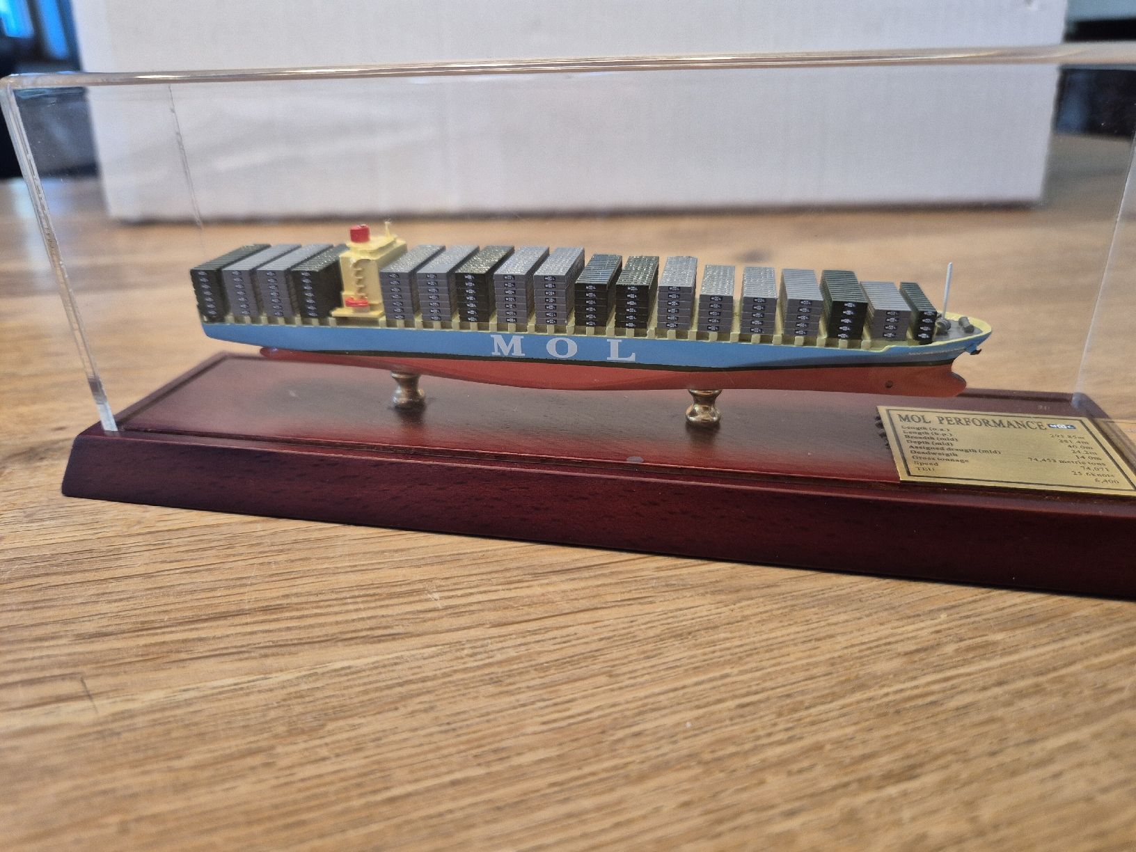 Kit di modellismo & Modellini statici: Schiffsmodell MOL Performance in Vitrine guter Zustand – Usato da Meisterschwanden venduto da Bela2 1