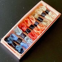 Garnschachtel gefüllt für Puppenstuben. Handarbeit.