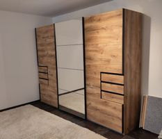 Grosser, geräumiger Kleiderschrank mit Schwebetüren