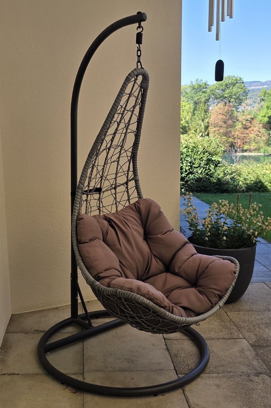 Poltrone pensili da giardino: Hängesessel mit Gestell grau braun – Usato da Rheinsulz venduto da Gilea