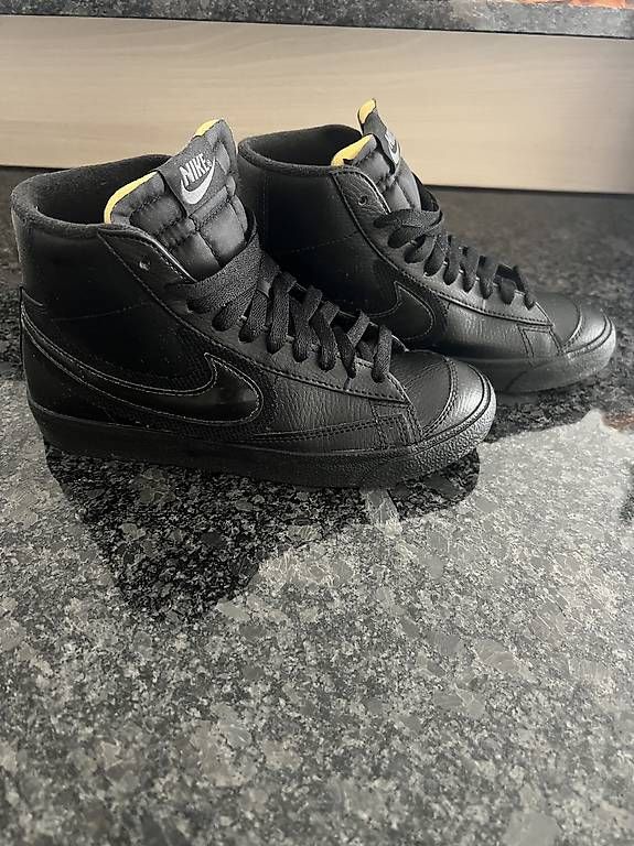 Herrenschuhe: Nike Schuhe schwarz in Gr. 37.5 – Gebraucht aus Rorschacherberg von Santos1223