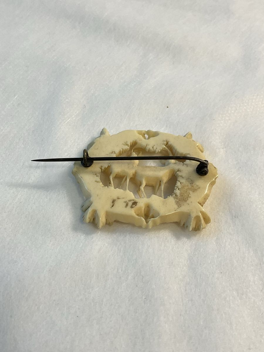 Spille & Fermagli: Ancienne broche sculptée – Usato da Malleray venduto da Robot12 1