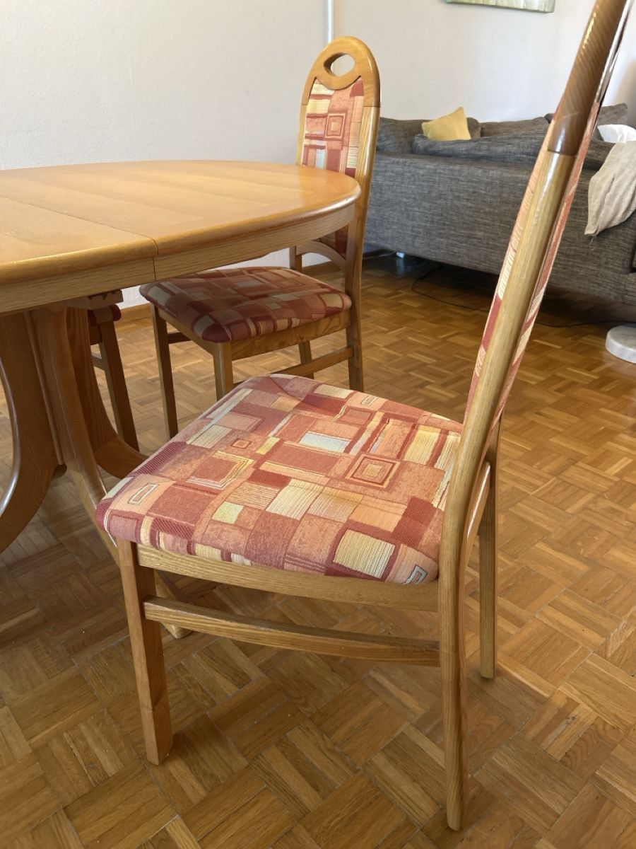 Set di tavolo e panche: Esstisch mit 4 Stühlen Holz hell gemustert gebraucht – Usato da Greifensee venduto da pam_9k99 2