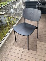 Zwei moderne Stühle aus Holz und Metall in schwarz gehalten