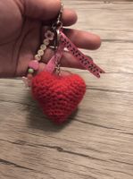 Porte-clés / charm sac cœur en crochet avec perles et rubans