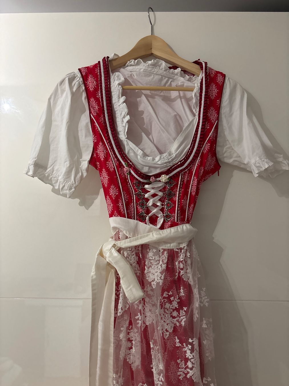 Robes: Dirndl grösse 40 – D'occasion à Biel-Benken BL par lar_7nj2 1