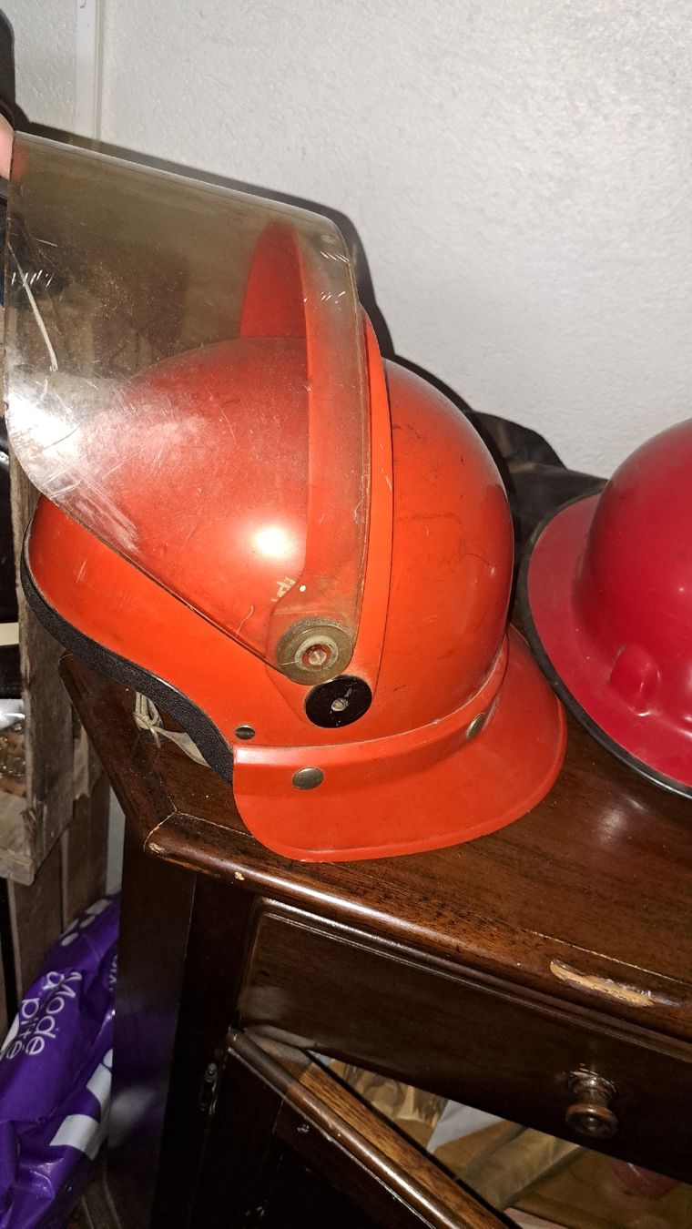 Pompieri: 5 Vintage Feuerwehrhelme  – Usato da Kölliken venduto da Upcycling-by-Mc-TAM 5
