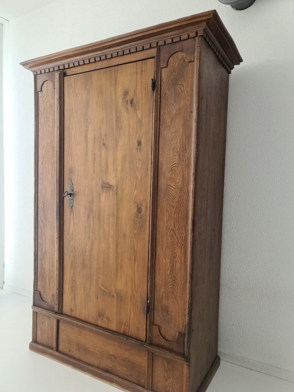 Schränke: Antiker Schrank – Gebraucht aus Uster von Cruleye 1