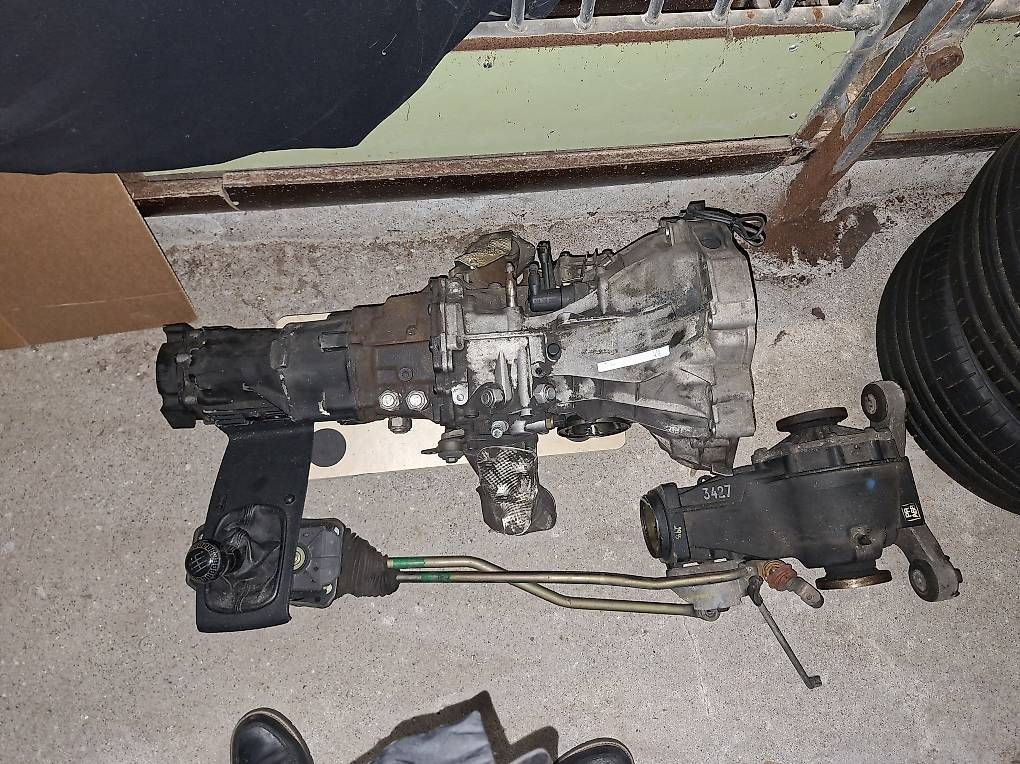 Tutti pezzi di ricambio auto: Audi 01E 6 Gang Handschaltgetriebe inkl. Hinterachsgetriebe – Usato da Utzigen venduto da Stefuu