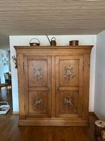 Antiker Bauernschrank aus Massivholz