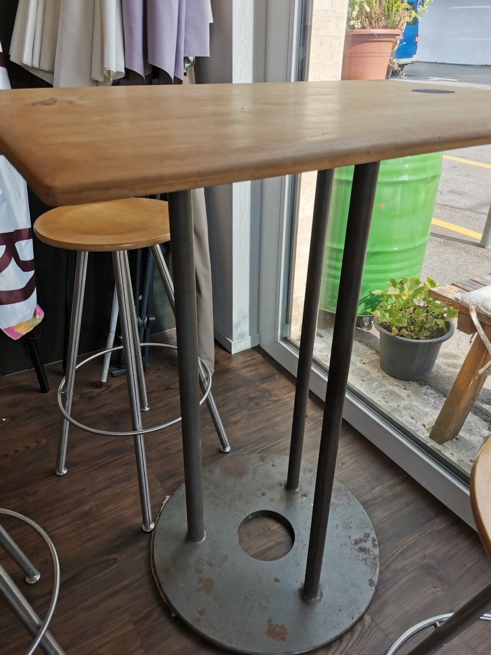 Tables: Stehtisch Holz mit rundem Metallfuss – D'occasion à Rorschach par Vanc 3