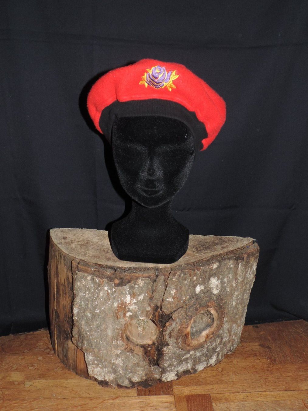 Copricapi, berretti & cappellini: béret rouge avec fleur – Usato da Genève venduto da Axelle333 1