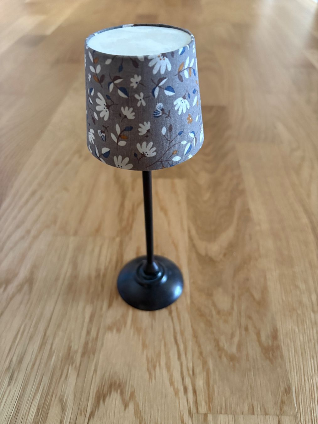 Maileg Maisons & Meubles de poupées: Maileg Stehlampe mit Blumen-Schirm | Original – D'occasion à Wabern par iku_occasion