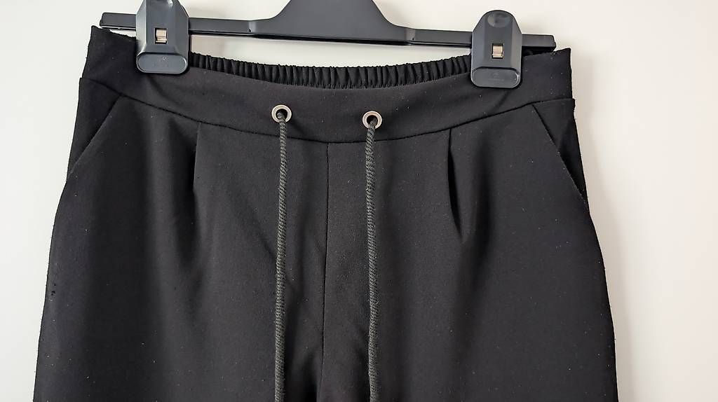 Hosen: Schwarze dünne Stoffhosen Gr. L – Gebraucht aus Erschwil von andora00