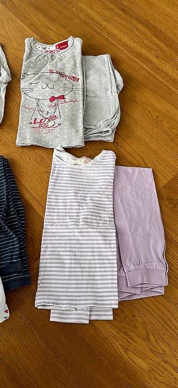 Pyjamas & Ähnliches: Kleiderpaket 122/128 Mädchen Pyjamas lang – Gebraucht aus Kastanienbaum von pet_57dn 2