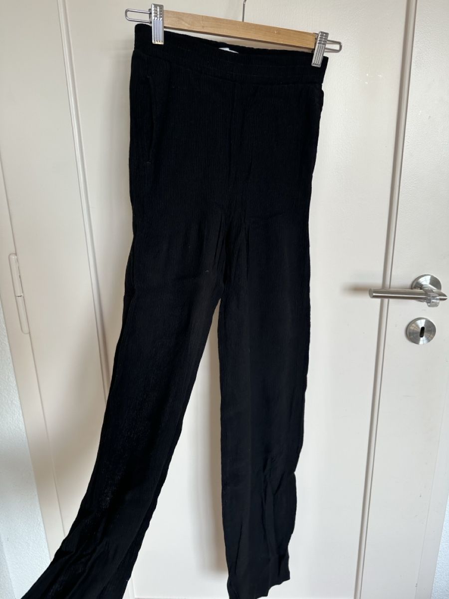 Bershka Hosen: Black Trousers size S  – Gebraucht aus Orvin von mboder