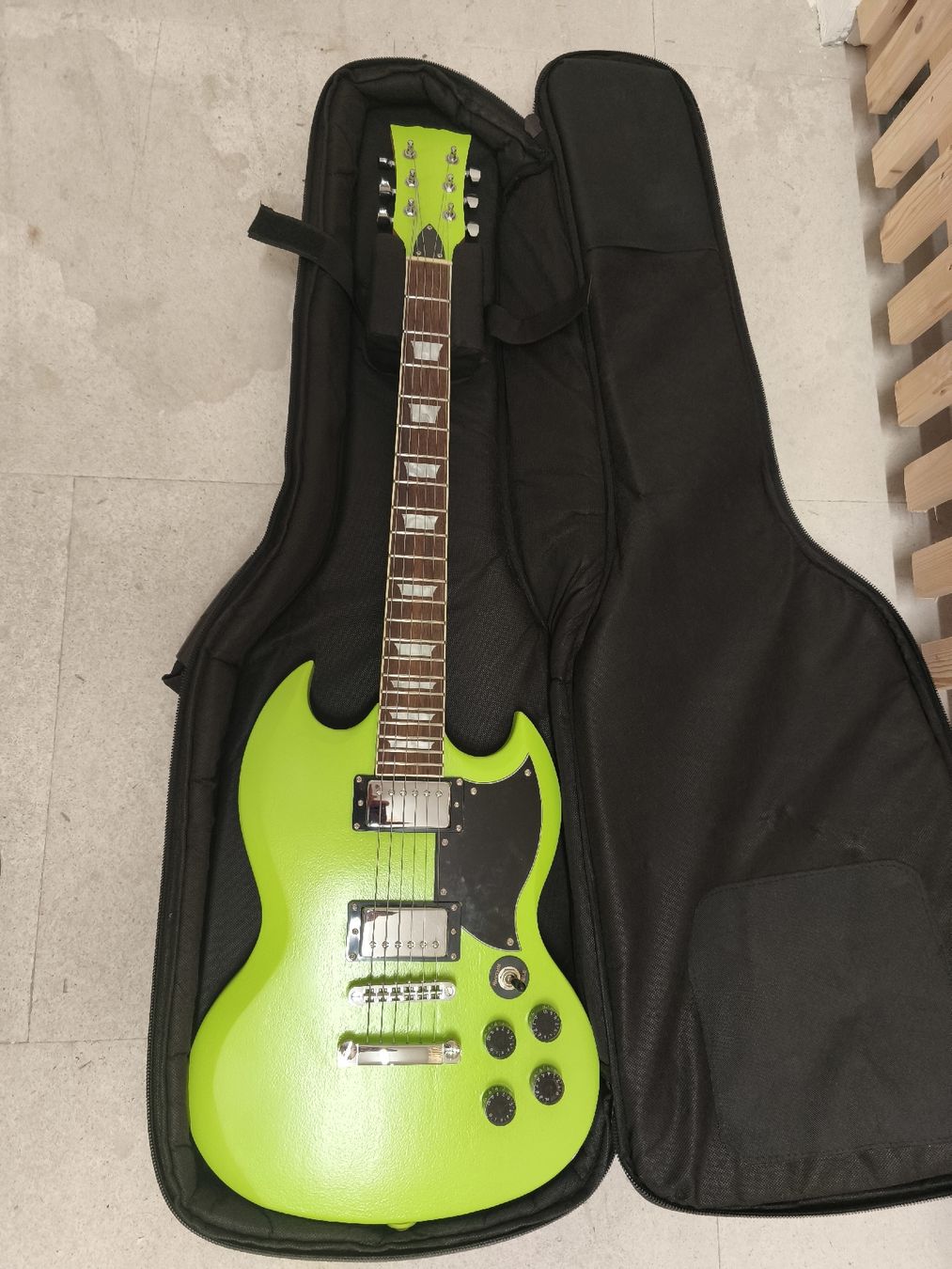 Harley Benton Strumenti musicali: E-Gitarre Harley Benton DC Style Giftgrün – Usato da Zürich venduto da Mai_zt9c