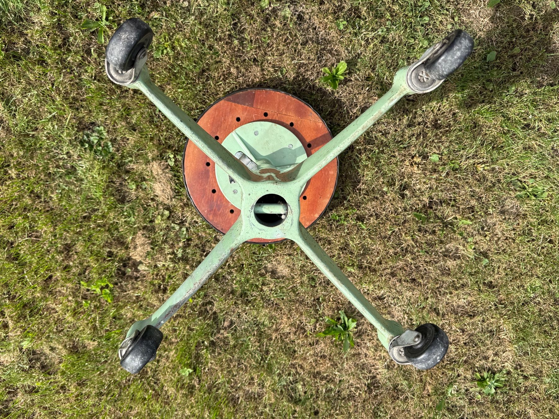 Hocker: Antiker Industriehocker – Gebraucht aus Zwingen von moje1 1