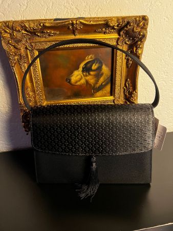 Beluga Abendtasche Schwarz mit Struktur & Quaste